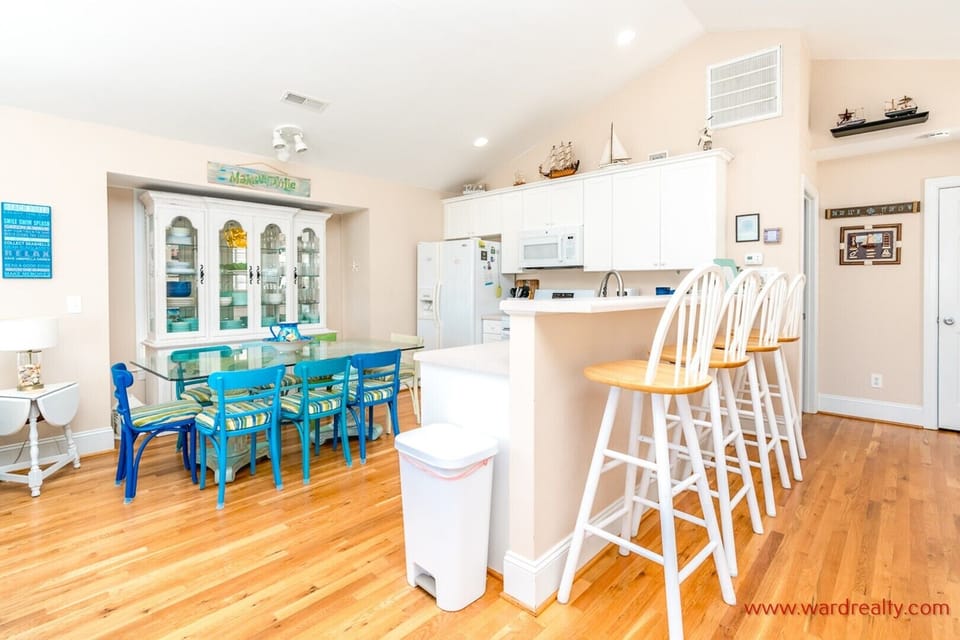 Kitchen with Eat-in Seating