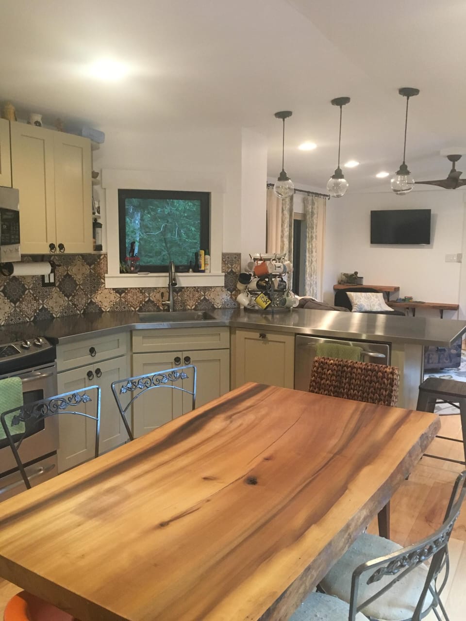 Kitchen. Dining table for 6.