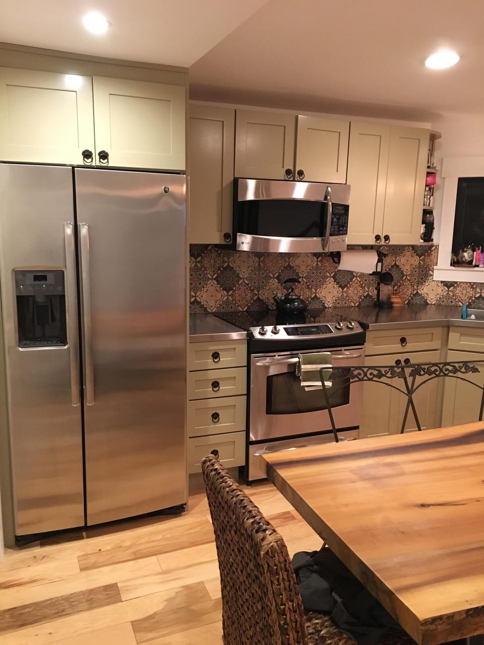 Kitchen. Table seats 6. Stainless steel appliances