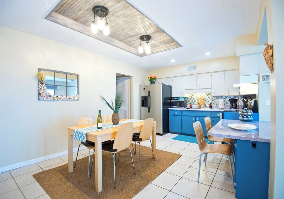 Gecko Unit Kitchen and Dining Room