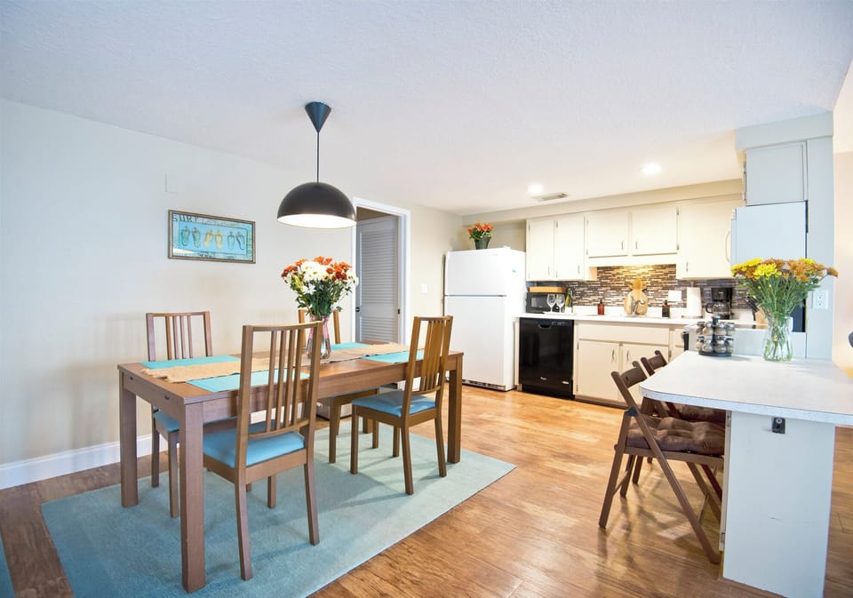 Crab Unit - Upstairs South - Kitchen & Dining