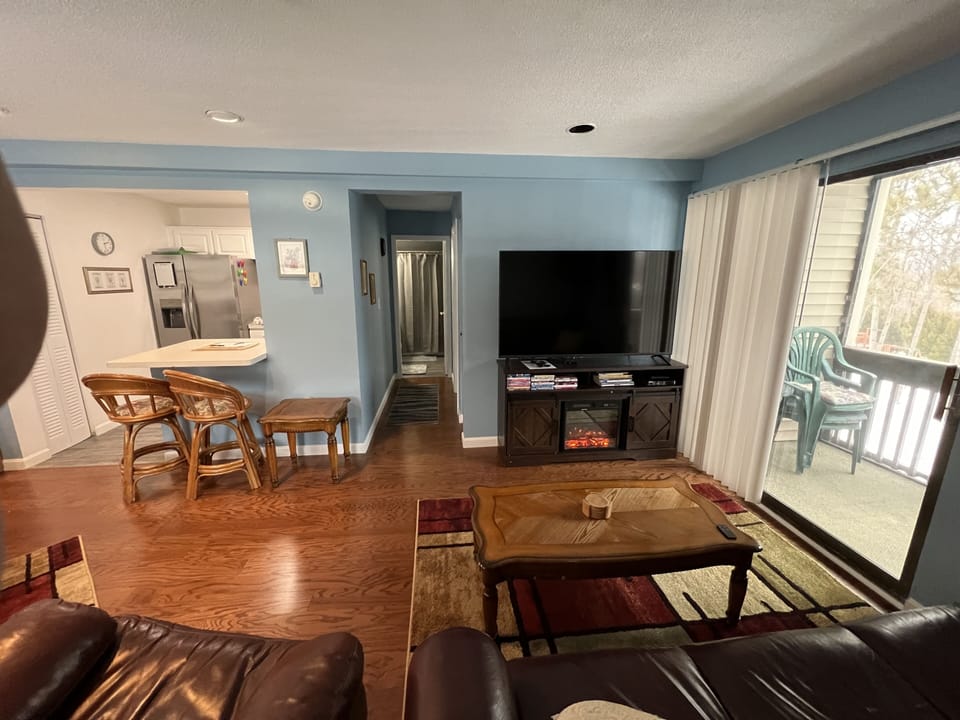 Second full bath in hallway outside 2nd bedroom of Bunkbeds