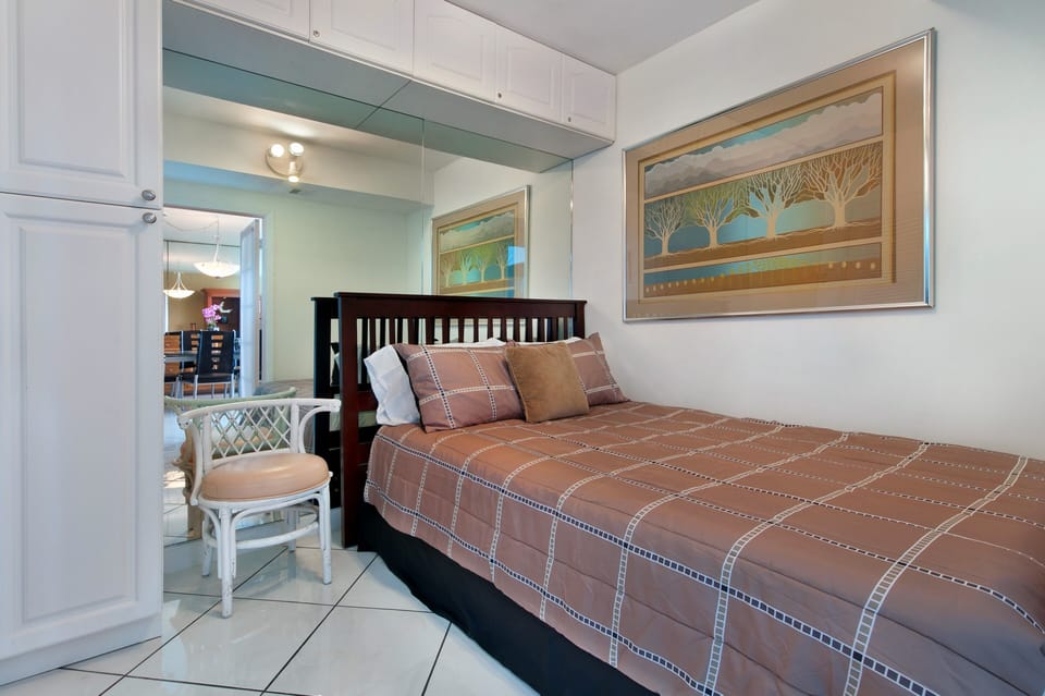2nd Guest Bedroom with full (double) bed off livingroom/kitchen area 
