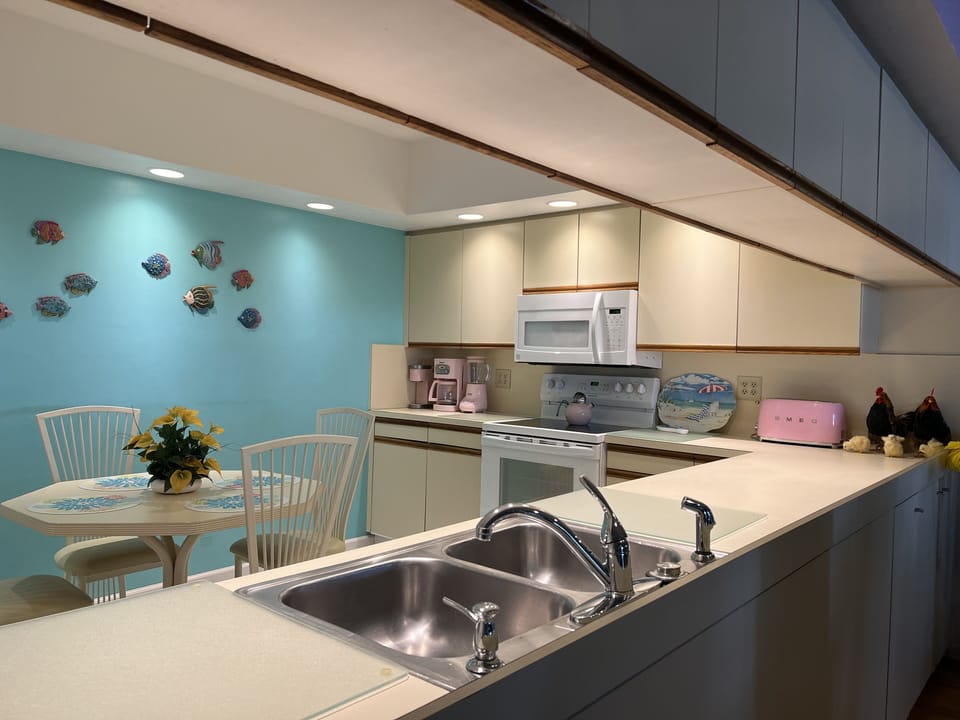 Kitchen - Fully Equipted - Seats 4