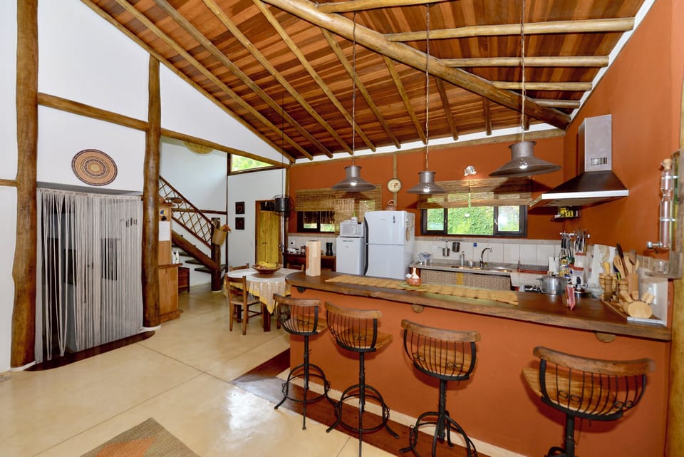 Cozinha/bar c/ geladeira, freezer, fogão 5 bocas, Air Fryer, microondas...
