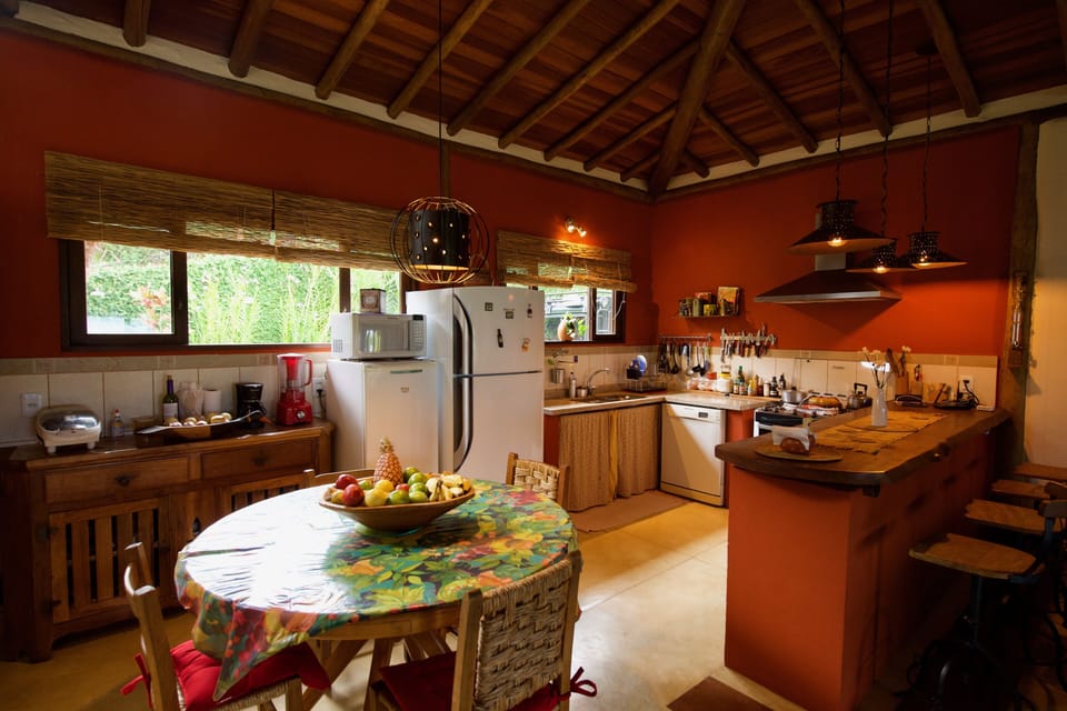 Cozinha e mesa de refeição.