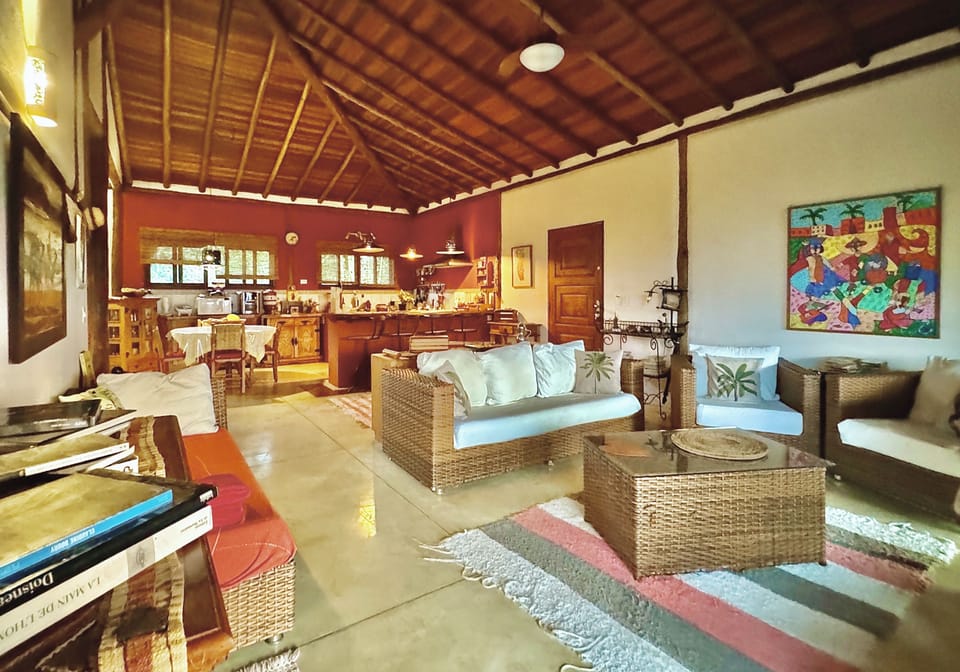 Sala de estar e a cozinha no fundo. 