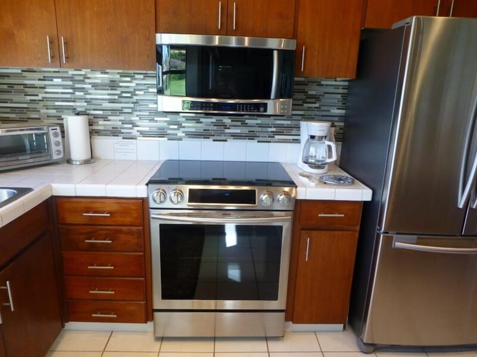 New Samsung Stove, Microwave & Beautiful Glass Tile Backsplash