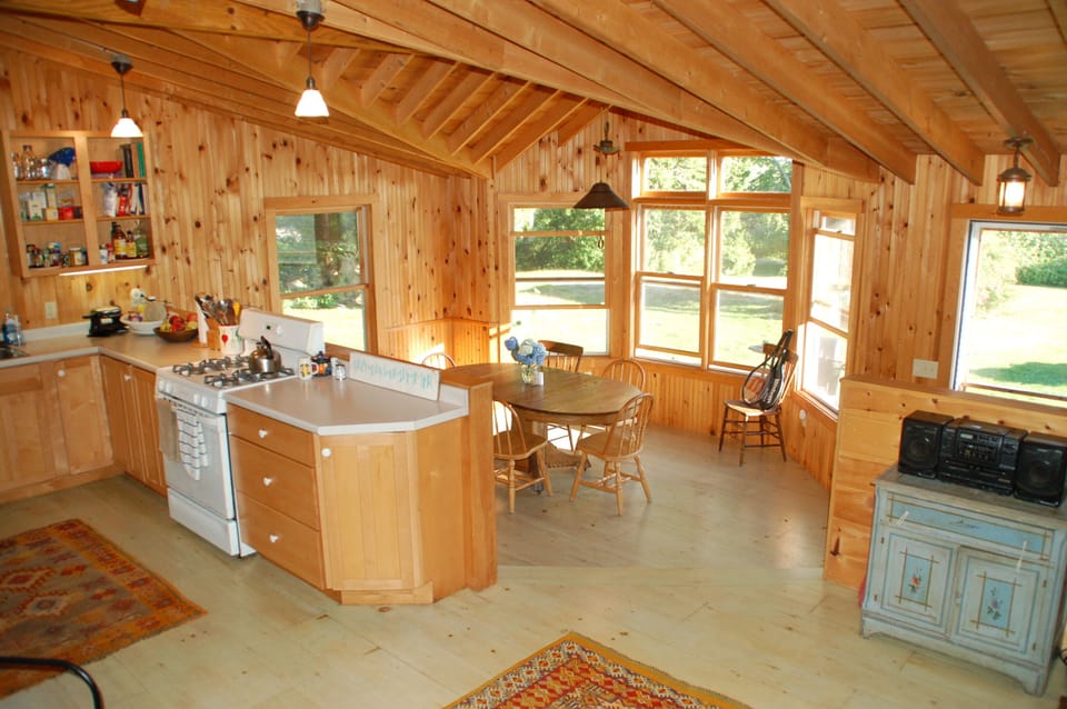 Kitchen area - plenty of room for flipping delicious blueberry pancakes! 