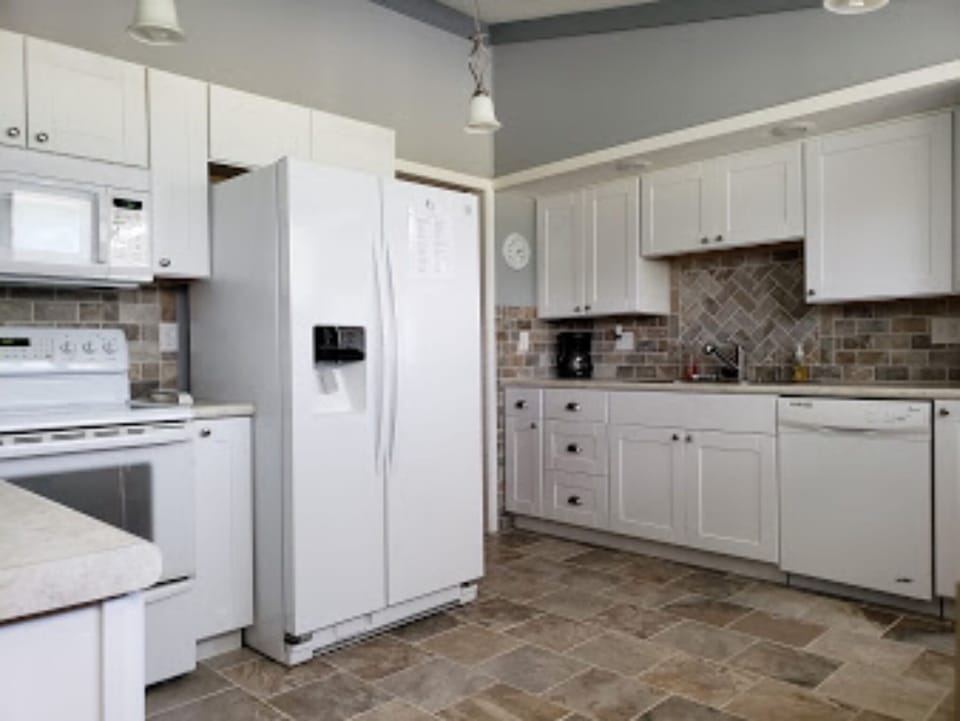 Full kitchen