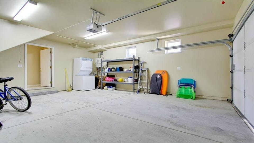 Garage with bikes and beach stuff to use and enjoy