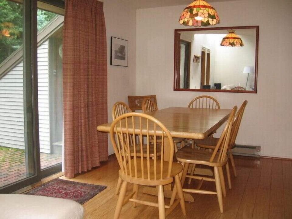 Dining Area - Seats 6-8