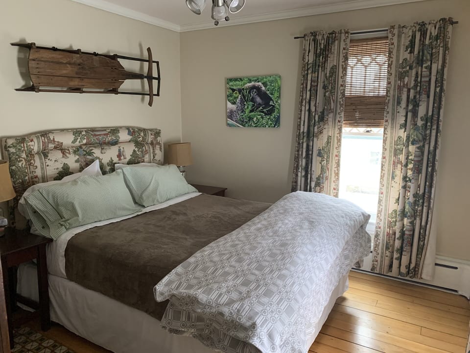 Queen bedroom
Upstairs