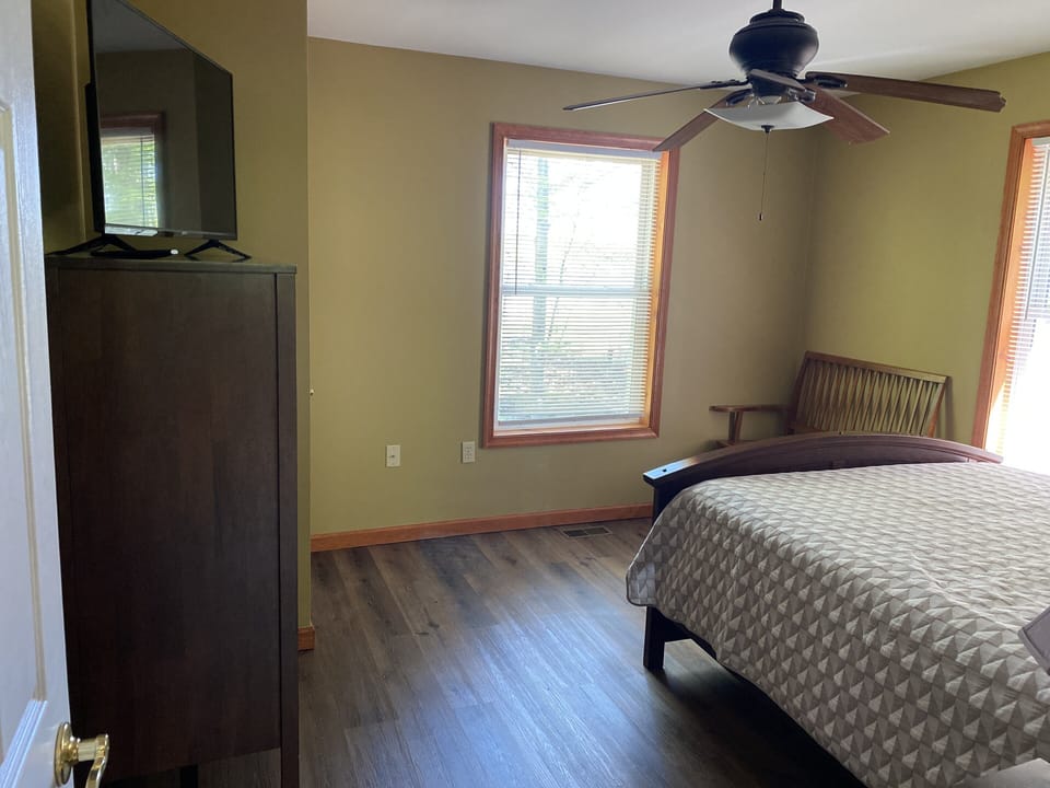 Queen size Bedroom