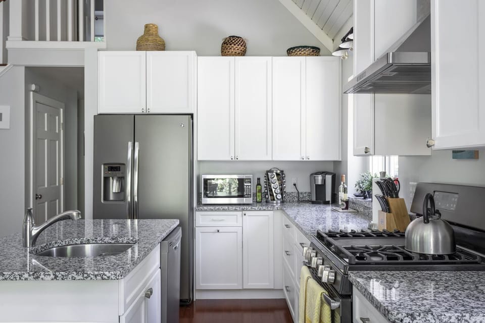 Clean, well equipped kitchen