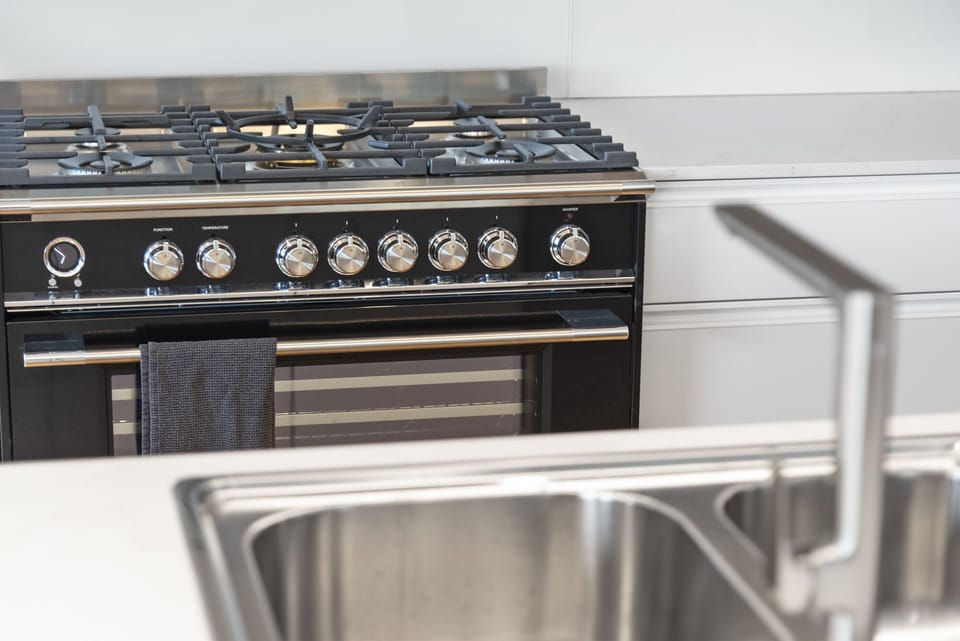 Stove with gas cooktop & electric oven.