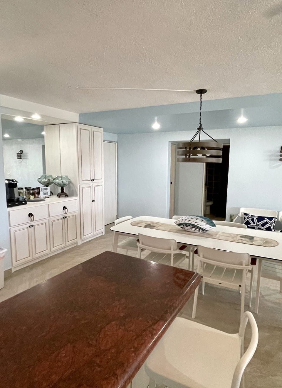 Breakfast nook counter w seating for 3 