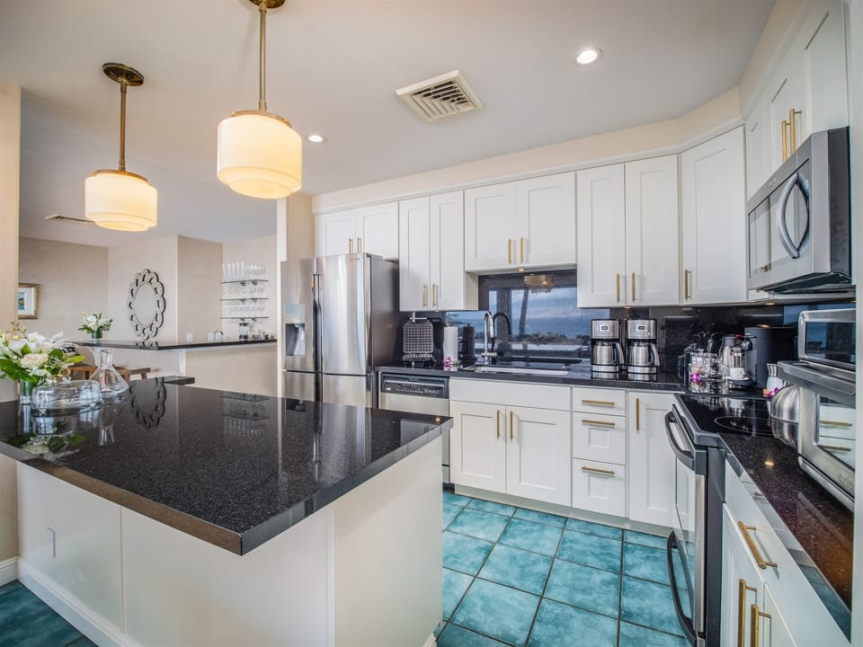 Sunny Surf E301 - Functional Fully Equiped Kitchen