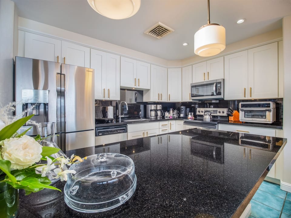 Sunny Surf E301 - Functional Fully Equiped Kitchen