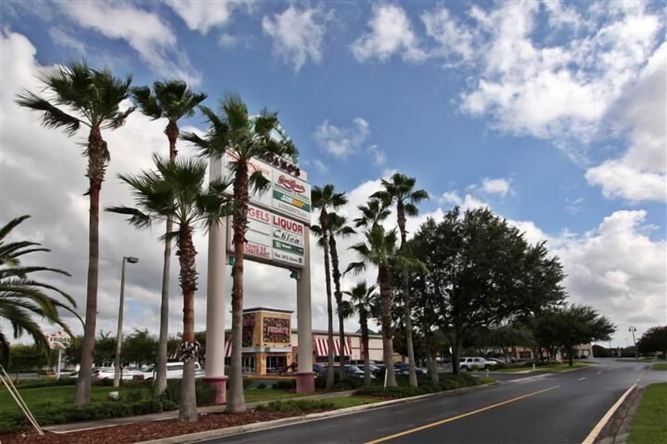 Shopping mall outside the community(one minute walking distance)