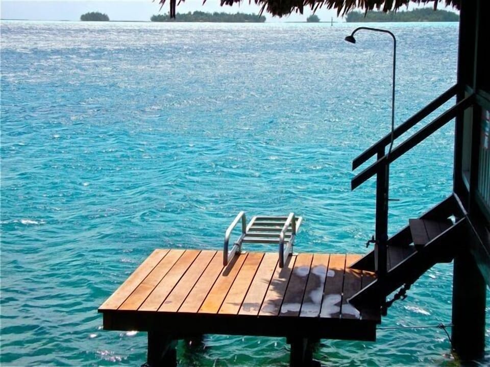 What a great place for a shower after a swim in the lagoon!