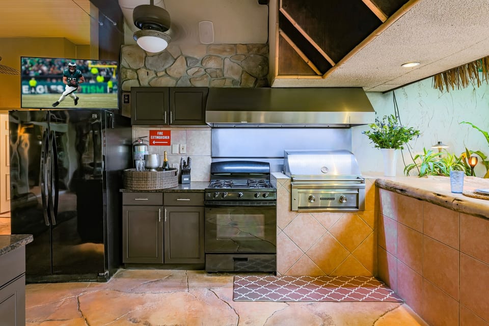 Tiki-bar kitchen with Grill next to Swim-up bar