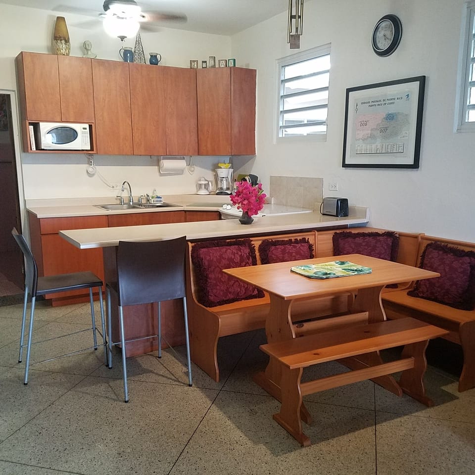 Seating for 5 at our dining nook.