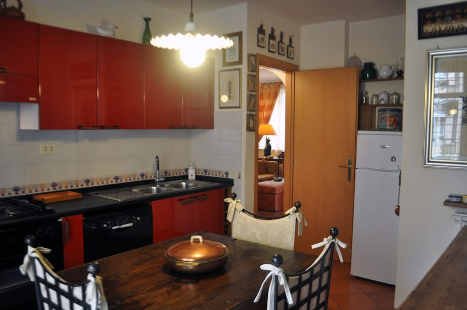 Kitchen to Living
For more details and offers dianainroma@gmail.com