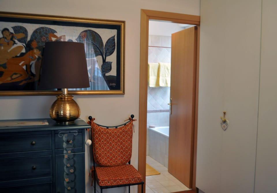 ensuite bathroom
Dor details and offers dianainroma@gmail.com