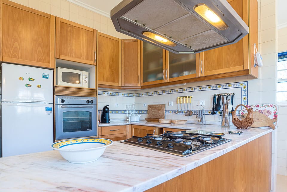 Modern kitchen with gas hob and marble countertops — Villa Mara, holiday villa in Sintra