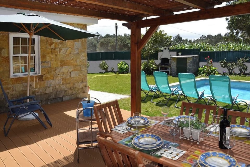 Poolside dining terrace with turquoise loungers — Villa Mara, holiday villa in Sintra