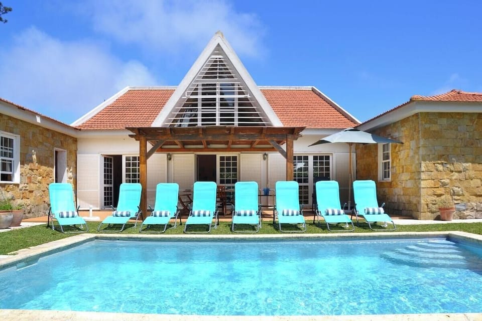 Private pool and sun terrace with turquoise loungers — Villa Mara, luxury holiday villa in Sintra
