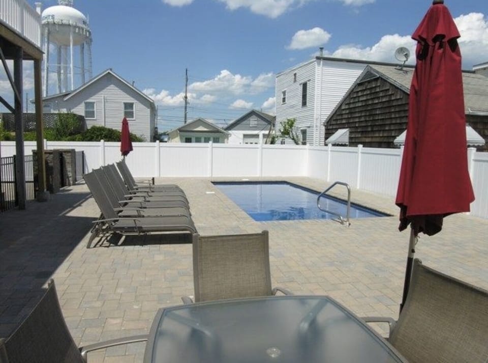 Shared communal pool with other Lazy River Guests