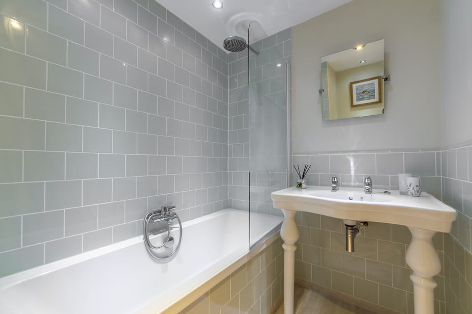 Ground floor: Family bathroom