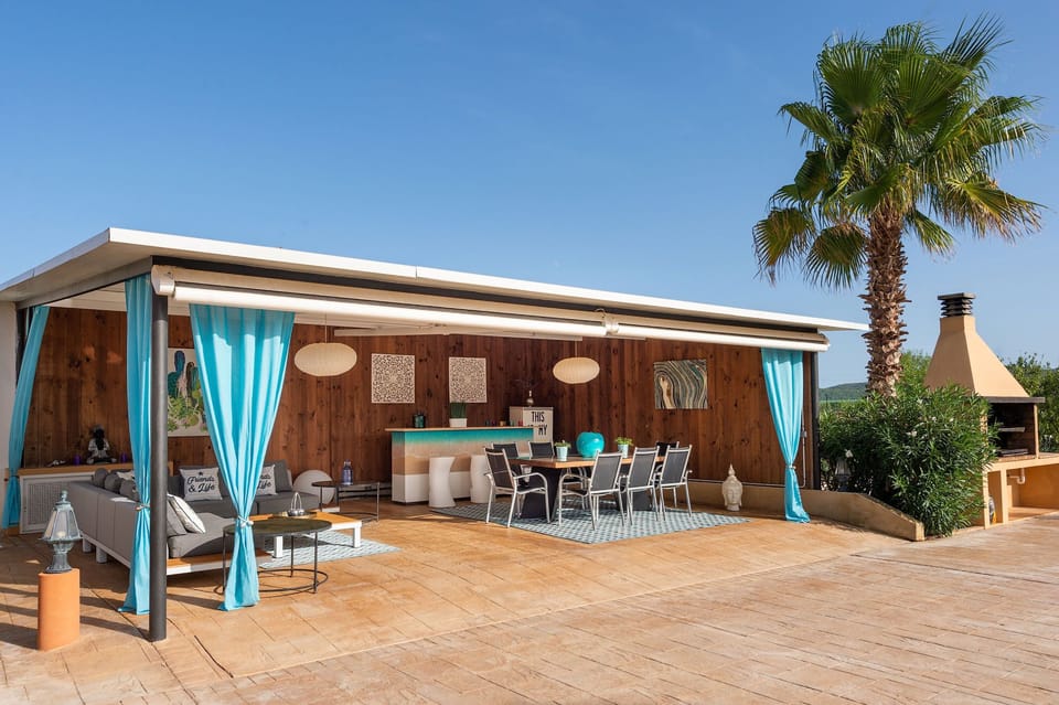 BBQ and covered porch with dining and chillout area