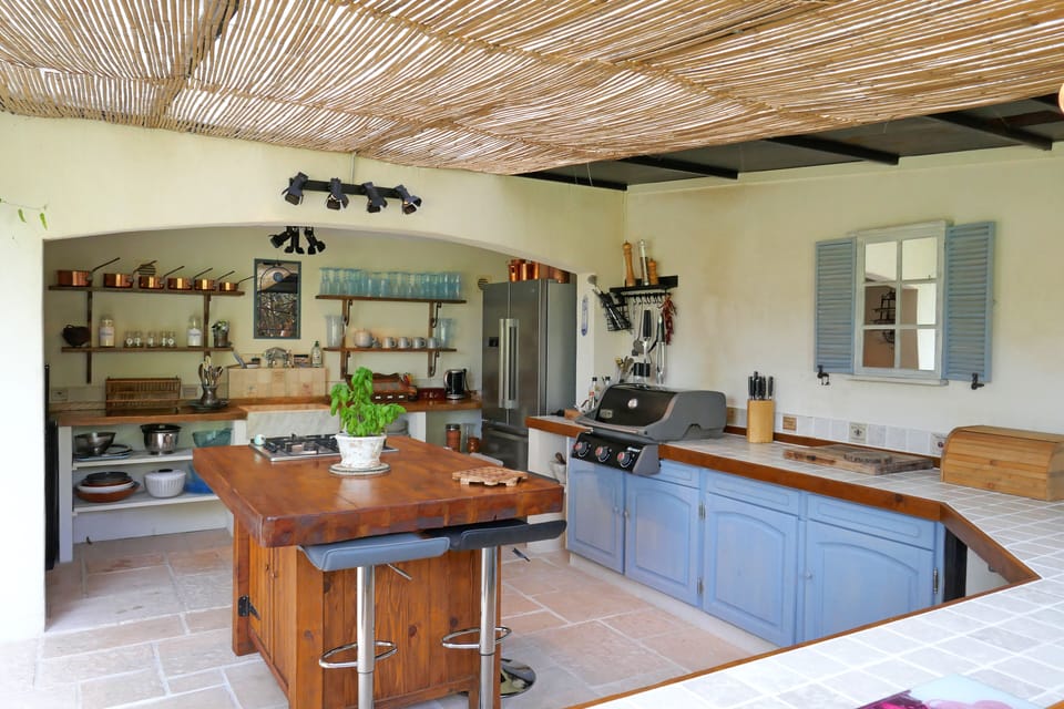 outside kitchen
