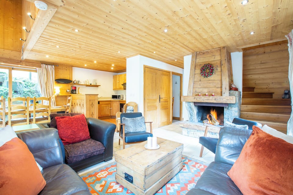 Lounge & fireplace