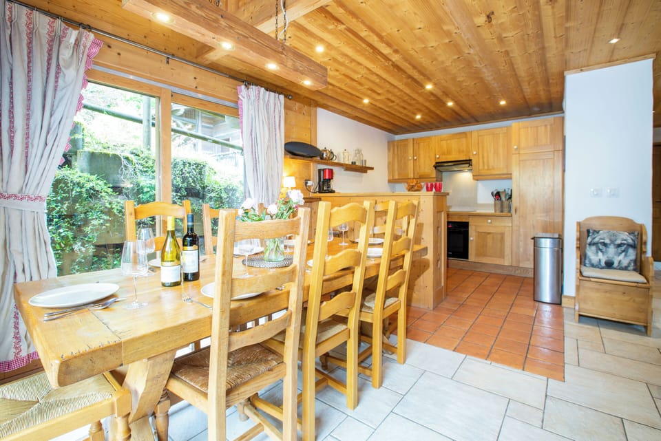 Dining area & kitchen