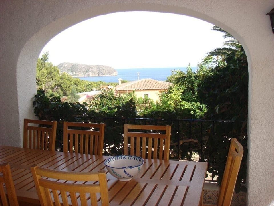 'Al fresco' dining with seaview in naya