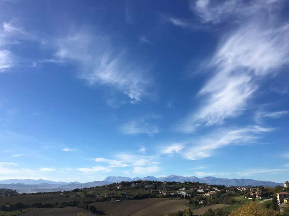 Very private, spacious, rural, detached villa with a pool, nestled between the sea and the mountains Lodge in Marche