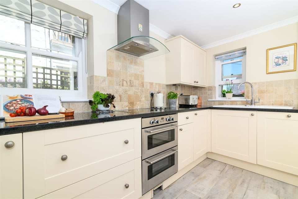 Bright Kitchen with sea views 