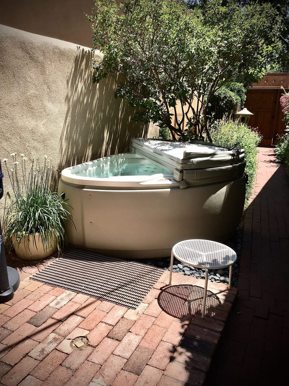 Outdoor spa tub