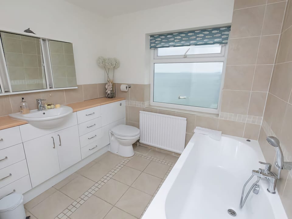 1st bedroom ensuite
