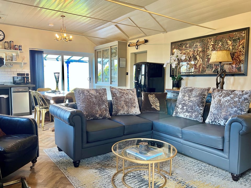 Corner Suite Lounge with Smart TV/Netflix etc 