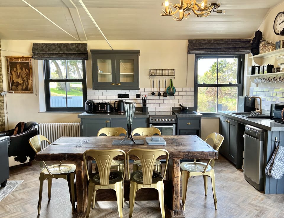 Well-equipped Kitchen-dining-area – large monastery table!
