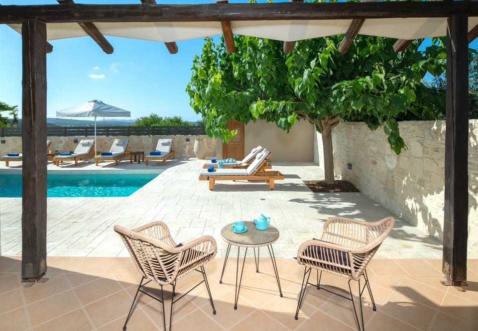 Pool surrounding that stimulate the senses.