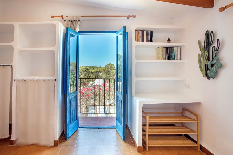 Habitación de matrimonio con aire acondicionado y baño independiente.