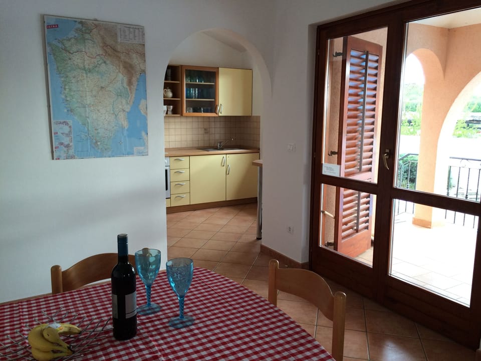 Dinning room, alos has direct access to the veranda and pool