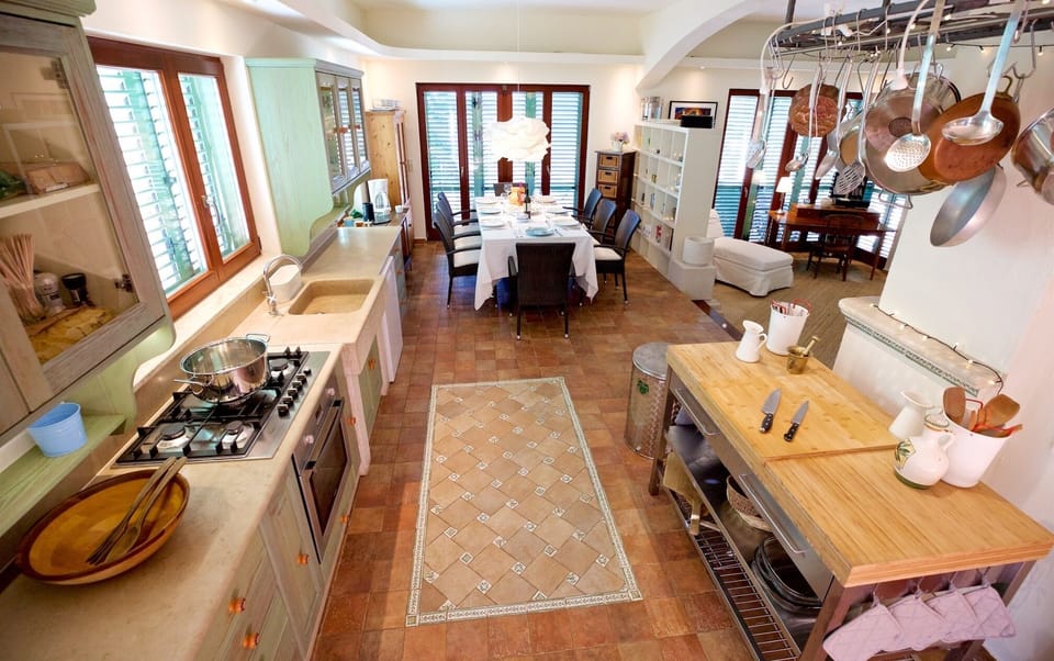 Well equipped gourmet kitchen for those who enjoy cooking