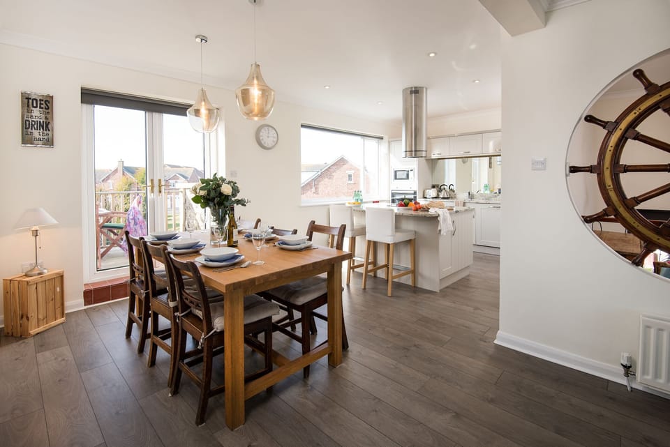 Dining/Kitchen - light and airey